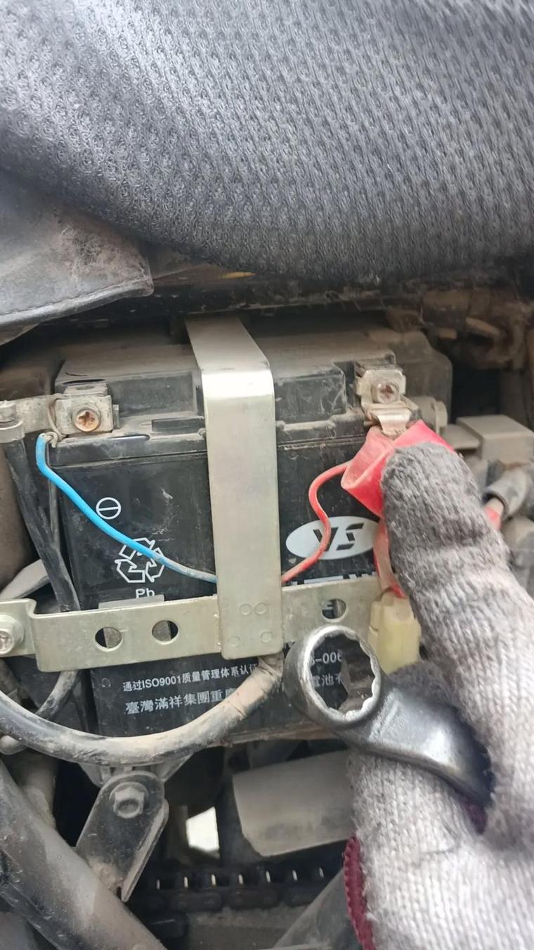 摩托車電池線路板維修是摩托車維修中的一個(gè)重要內(nèi)容。在摩托車電池線路板出現(xiàn)故障時(shí)，很多車主常常選擇送修，消耗時(shí)間和金錢。但實(shí)際上，只要掌握一些基本的維修技巧，我們也能夠自己解決一些簡(jiǎn)單的故障，省時(shí)又省力。本文將為大家介紹一些常見的摩托車電池線路板故障及其維修方法，幫助大家掌握這一技能。